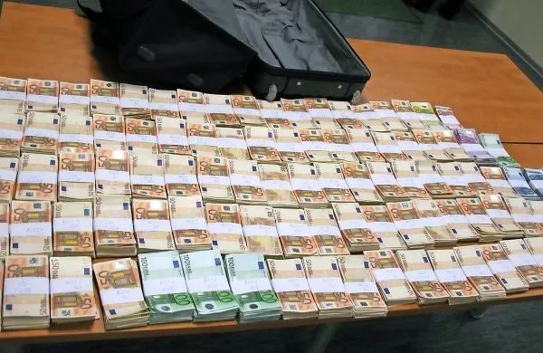 Po poročanju tržaških finančnih stražnikov naj bi člani združbe 
denar nakazovali tudi na bančne račune v Sloveniji. 

