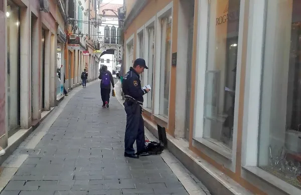 V trgovino Rogaške v Čevljarski ulici  nepridiprav ni uspel 
vlomiti, je pa poškodoval vrata.
