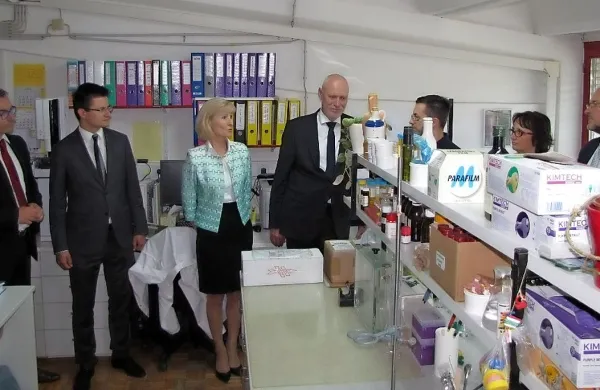 Milanu Brglezu so pokazali nekaj laboratorijev in raziskovalnih centrov (na fotografiji v laboratoriju za preizkušanje 
olja).