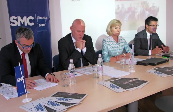Tudi predsednik državnega zbora  Milan Brglez (na fotografiji 
drugi z leve) se je včeraj udeležil novinarske konference v 
prostorih koprske Stranke modernega centra. Ob njem so še 
Lilijana Kozlovič ter   Tilen Božič (prvi z desne) in Marko 
Ferluga (prvi z leve).