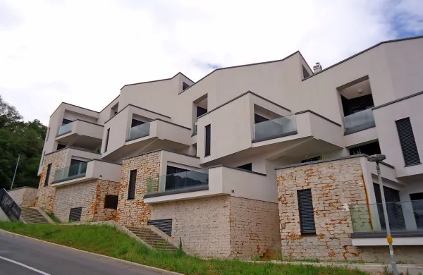  Črne zunanje fasadne obloge na Nokturno ni več, nadomestili jo bodo z umetnim kamnom v barvi  istrskega 
peščenjaka ali kanfanarja. 
