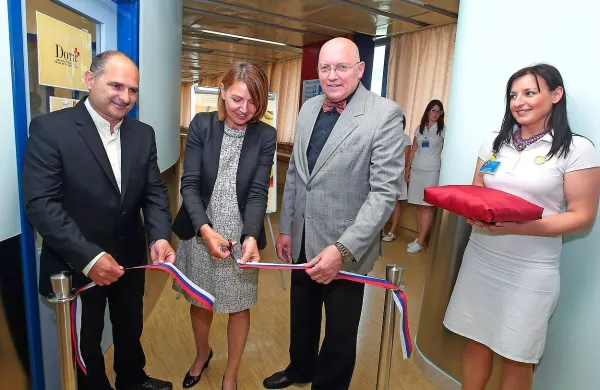 Izolski center Dora so svečano odprli (z leve): direktor SBI Radivoj Nardin, Mojca Gobec z 
ministrstva za zdravje, Maksimiljan Kadivec, vodja državnega programa Dora, in Marina 
Žepačković z radiološke dejavnosti SBI (delala bo v izolski Dori).