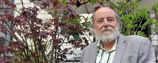 Dr. Mitja Saje  o svojem znanstvenem delu, ki sega od 
ekonomije do kitajske zgodovine, govori navdušeno, a 
skromno. 
