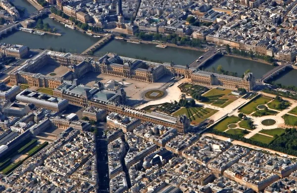 Pariška muzeja Louvre (na fotografiji) in Orsay sta danes 
zaradi narasle Sene, ki je dosegla najvišji vodostaj v zadnjih 
30 letih, zaprta. 