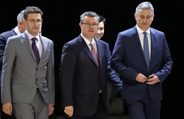 Predsednik vlade Tihomir  Orešković (v sredini),  prvi podpredsednik vlade Tomislav Karamarko (desno) in drugi podpredsednik Božo Petrov (levo)