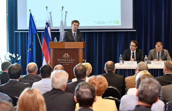Predsednik vlade Miro Cerar je na Forumu obrti in podjetništva na Bledu zagotovil, da se bo vlada močno potrudila, 
da bo šla naproti potrebam in zahtevam malega gospodarstva.