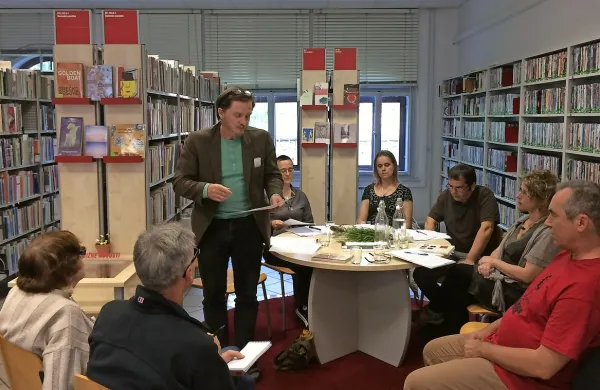 Utrinek z večera dansko-slovenske poezije v  Kosovelovi 
knjižnici Sežana