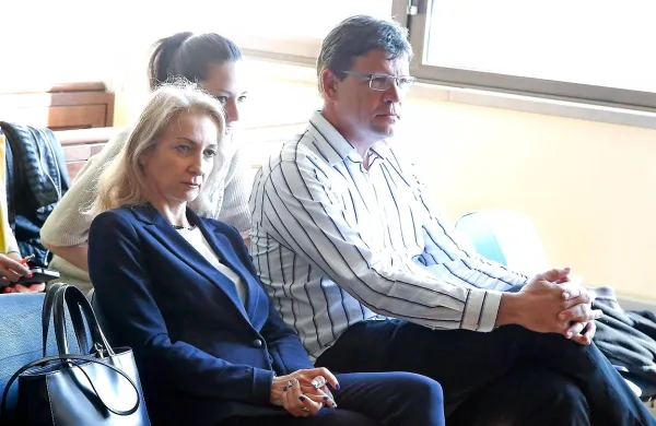    Koprska okrožna sodnica Meri Mikac je pred tremi tedni 
razpisala predobravnavni narok za Borisa Popoviča, Sabino 
Mozetič in Rafka Klinarja. Popovič se je zaradi službene poti 
opravičil, direktorica občinske uprave in nekdanji predstojnik 
urada za javne službe pa sta krivdo   zavrnila. 