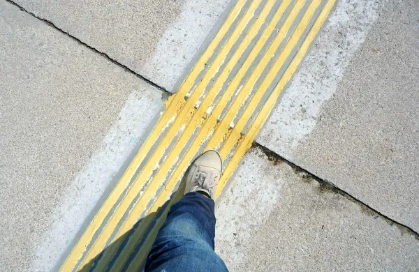 Rebraste talne taktilne (betonske) oznake slepe in slabovidne 
vodijo in usmerjajo v prostoru.