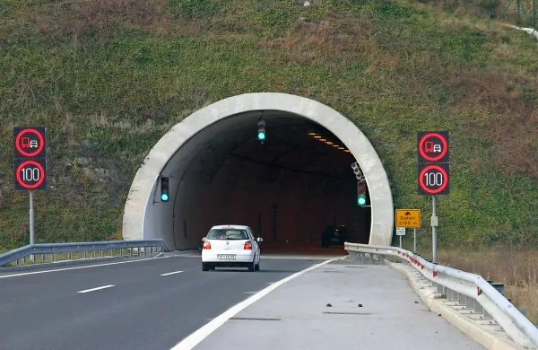 Voznika, ki je v predoru Dekani vozil skoraj dvakrat več, kot je 
dovoljeno, čaka devet kazenskih točk in 1200 evrov kazni. 