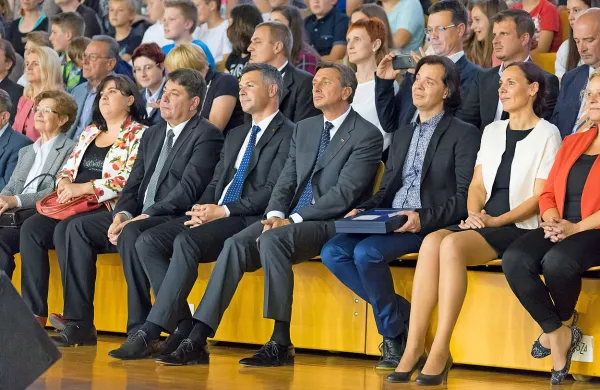 Predsednik republike Borut Pahor se je na svoji nekdanji šoli 
-  OŠ Ivana Roba Šempeter pri Gorici - udeležil prireditve Bile 
so svetle sanje.