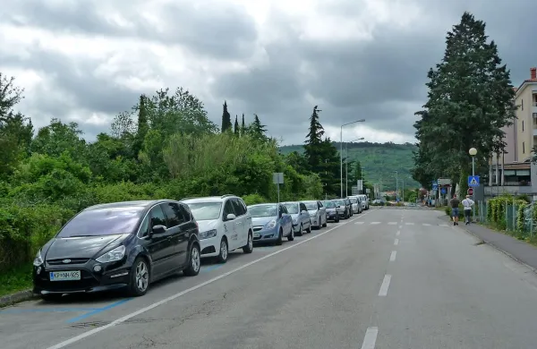 Dve uri je že zdaj mogoče brezplačno parkirati ob hotelskem 
kompleksu San Simon.  