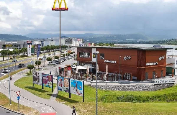 Približno takšen bo verjetno pogled na bodoči reklamni stolp ob restavraciji McDonald's v Kopru. 