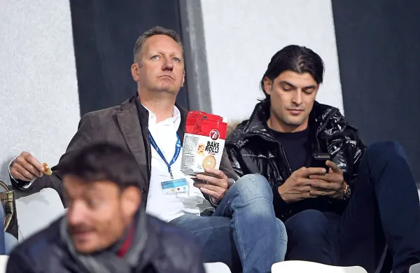 Načrtovalca velikega koprskega kluba - župan Boris Popovič in menedžer 
Andy Bara, pod njima “upornik” Albert Riera. 