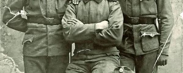 Franc Jerončič starejši (levo) z vojnima tovarišema Štefanom 
Mugerlijem  iz Kostanjevice (v sredini) in z Markičem Peterčevim iz Liga. 



