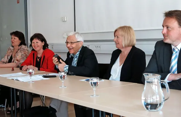 Minister za kulturo Tone Peršak (v sredini) je novinarje nagovoril v družbi (z leve) direktorice direktorata za ustvarjalnost Biserke 
Močnik, v.d. direktorice direktorata za kulturno dediščino Jane Mlakar, nove državne sekretarke Damjane Pečnik in v.d. 
direktorja direktorata za medije Klemna Kraigherja Mišiča.