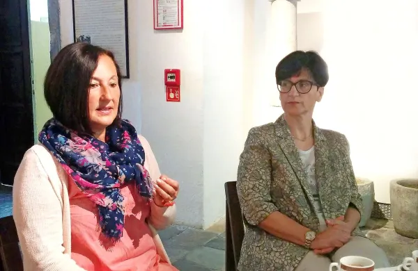 Darja Sirk (levo) iz Goriškega muzeja in Ivana Leskovec iz 
Mestnega muzeja Idrija sta predstavili koncept letošnjega 
Filmskega junija na Gradu Kromberk.