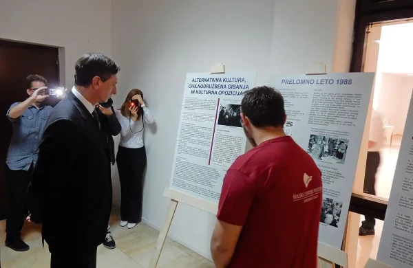 Predsednik države Borut Pahor si je v Domu na Vidmu 
ogledal razstavo o osamosvajanju na Bistriškem, nad katero 
je prevzel častno pokroviteljstvo. Razstava bo na ogled od 6. 
do 17. junija med 17. in 19. uro.  