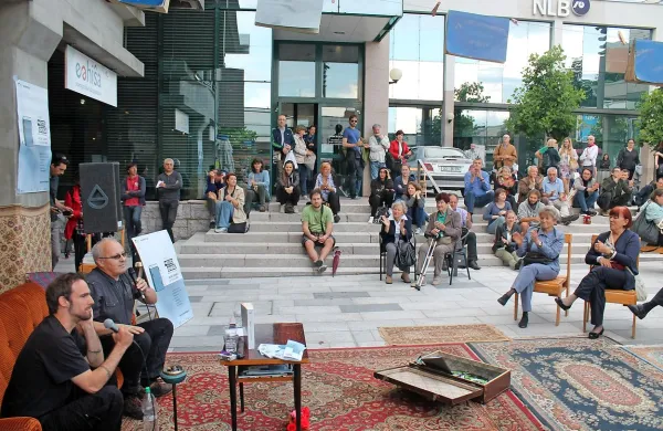 Dnevna soba na prostem je bila ob predstavitvi knjig Erika 
Valenčiča in Mateja Šurca (prvi in drugi na levi) polna 
radovednih meščanov. 