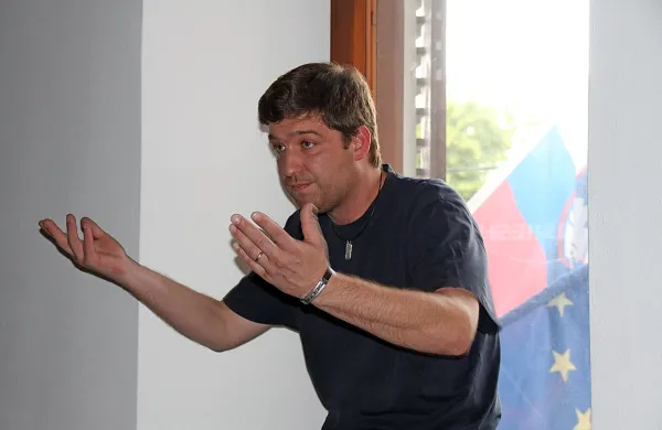 Simon Žorž: “V tem predlogu ne vidim koraka 
naprej. Zavod lahko pravi, da bodo zdaj naložbe 
možne, a  take obljube smo že slišali. Vplivno 
območje je še vedno preširoko. Za vsak poseg bo 
treba še vedno vprašati za soglasje.”