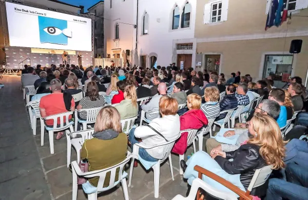 Tako domače kakor tuje občinstvo  dobre filme uživa na 
Manziolijevem tgu in drugih lokacijah v  Izoli.