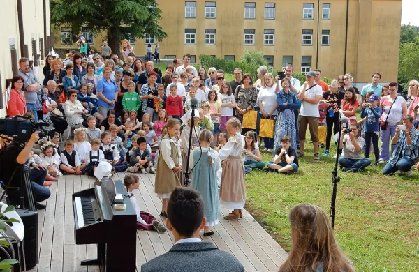 Podelitev nagrad Mlade Vilenice 2016 so v Lipici obogatili folkloristi Mularije z borjača iz 
Sežane, učenci sežanske osnovne šole in pevci tamkajšnjega šolskega pevskega zbora. 