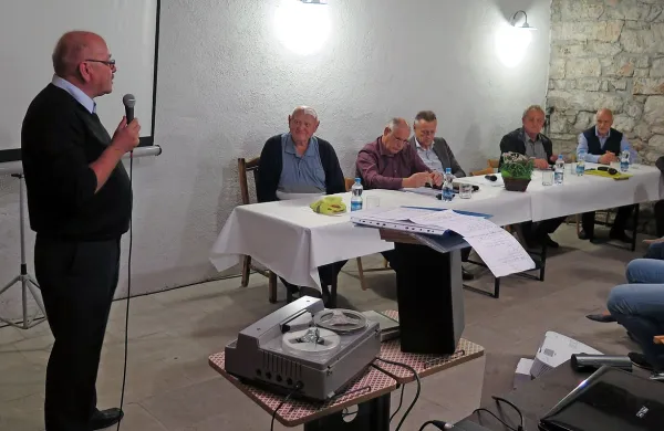 V Dutovljah so 25. obletnico slovenske samostojne obeležili 
s spomini glavnih akterjev tistega časa (od leve proti desni): 
Ivana Vodopivca, Marjana Čada, Draga Božaca, Iztoka 
Bandlja, Zvoneta Vatovca, posnetke pogajanj pa je predstavil 
Jože Bevčič.