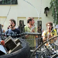 Napovedano rušenje tovarne Rog se zapleta.