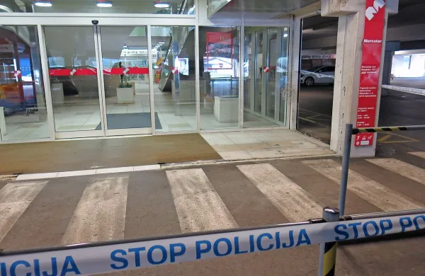 Vhod v ajdovski Mercator center so obkrožali trakovi policije. 