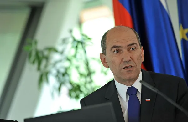 Janez Janša je na sodišču vztrajal, da njegova izjava ni 
vrednostna sodba, ampak preverljivo dejstvo. Njegova izjava 
je temeljila na mikrofilmu iz centralne evidence republiškega 
sekretariata za notranje zadeve iz leta 1987.