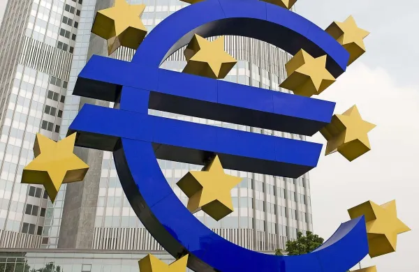 Nobena od možnih kandidatk za vstop v območje evra 
trenutno po ocenah Evropske centralne banke ne izpolnjuje 
vseh zahtevanih kriterijev.