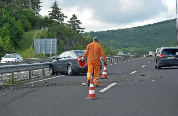 Ne zmanjšani nadzor policistov ali slabe ceste, večina 
vprašanih meni, da s(m)o za bistveno slabšo varnost na 
cestah krivi kar vozniki sami.