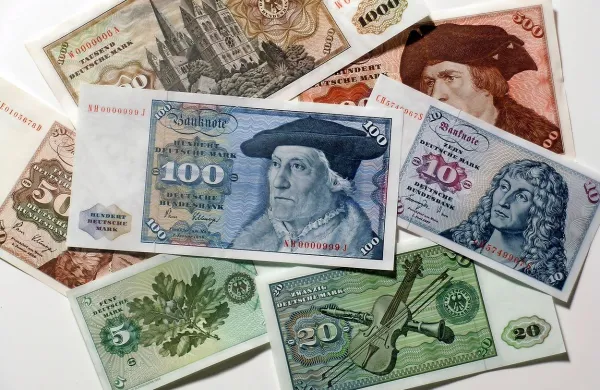 Nevenka K. si je leta 2001 od starejše Novogoričanke 
izposodila različne vsote denarja v takratnih evropskih valutah, a denarja ni vrnila.   