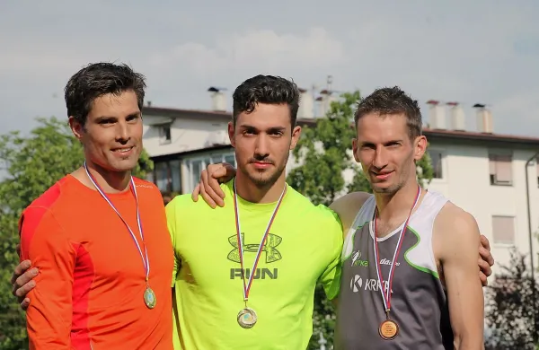 Primorska vladavina v troskoku ostaja. Tokrat srebrni novogoriški veteran Andrej Batagelj 
(levo) je prestol predal  Sežančanu Janu Luxi (v sredini), bron pa je ostal Novomeščanu 
Martinu Gradišku.