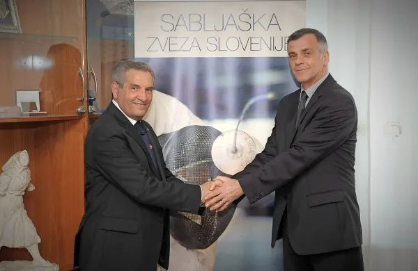 Takole sta si po podpisu sporazuma segla v roke predsednika 
italijanske in slovenske sabljaške zveze  Giorgio Scarso (levo) 
in Tomaž Pörš.