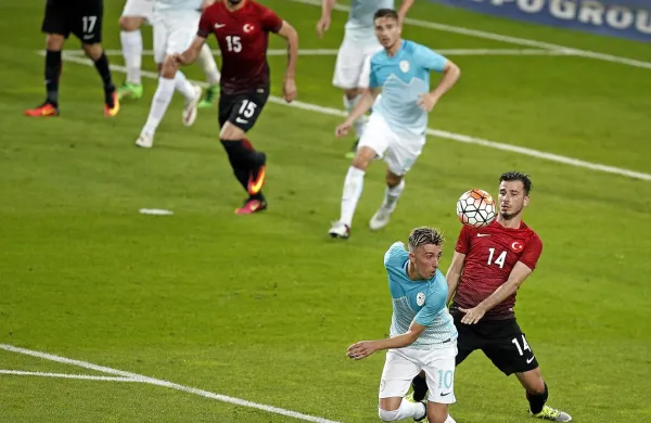  Po nedeljskem porazu s Turčijo v prijateljski tekmi čakajo 
slovensko reprezentanco (v svetlejših dresih) jeseni dvoboji v 
kvalifikacijah za svetovno prvenstvo.