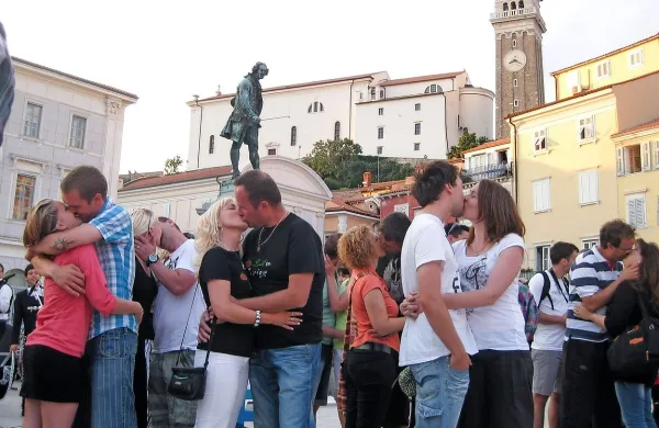 Utrinek s skupinskega poljuba pred dvema letoma