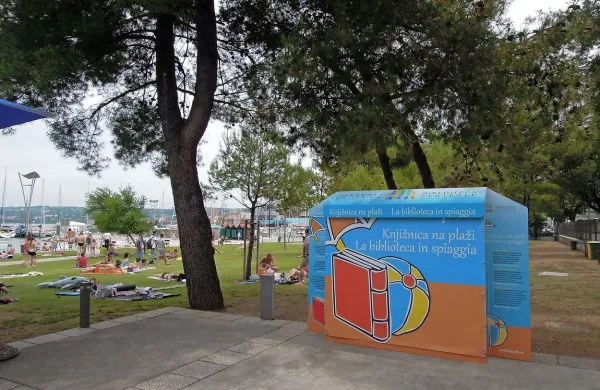 Knjižnica na plaži na koprskem kopališču
