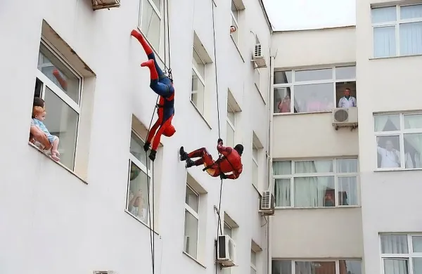 Superheroji so presenetili otroke v bolni&scaron;nici