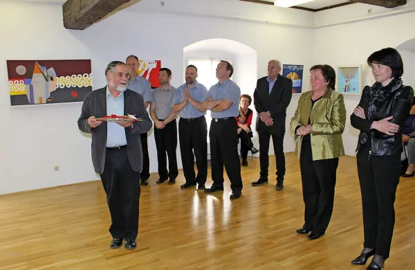 

 Nande Rupnik (levo) se je kritičarki Anamariji Stibilj Šajn 
(desno) za lepe besede zahvalil s čipko.