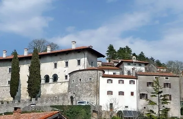 Jutri bo na štanjelskem gradu potekal prvi vinski viteški turnir, 
v sklopu katerega bodo vitezi evropskega reda vitezov vina 
ocenjevali teran.