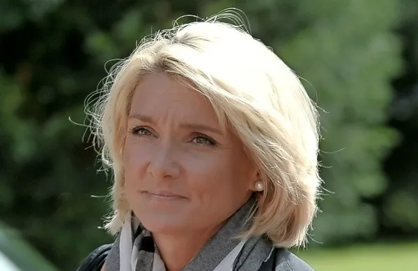 Nekdanja vodja kabineta takratnega predsednika vlade Boruta Pahorja Simona Dimic je s partnerjem leta 2009 za pol 
milijona evrov kupila hišo, za njen nakup in obnovo pa sta 
Dimičeva in njen oče Viktor Dimic pri NLB najela kredit, vsak 
po 335.000 evrov.