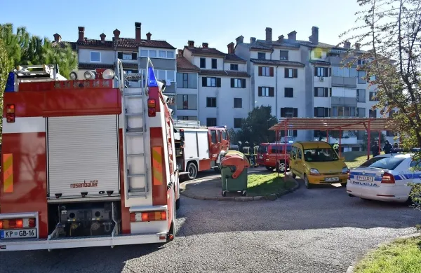  Gasilci so na Cahovi 14  namerili  nevaren ogljikov monoksid, 
zaradi zastrupitve z njim pa so nato v izolsko bolnišnico 
odpeljali štiri ljudi, tri med njimi pa so  prepeljali na zdravljenje 
v ljubljanski klinični center.