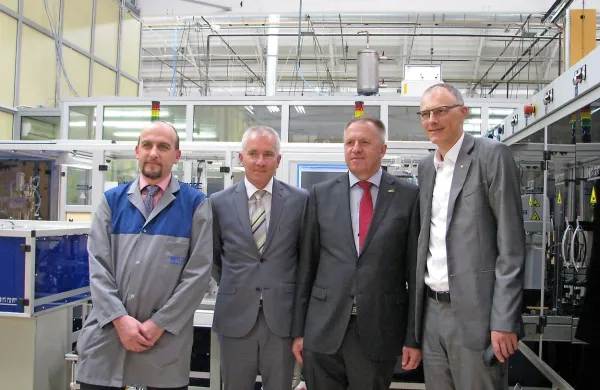 Novo linijo za pametno svečko so ministru Zdravku 
Počivalšku (drugi z desne) predstavili direktor Hidrie Ivan 
Seljak (prvi z desne, direktor prodaje in razvoja Hidrie  AET 
Rudi Kragelj ter vodja proizvodnje Branko Kutin (tretji in četrti 
z desne)  