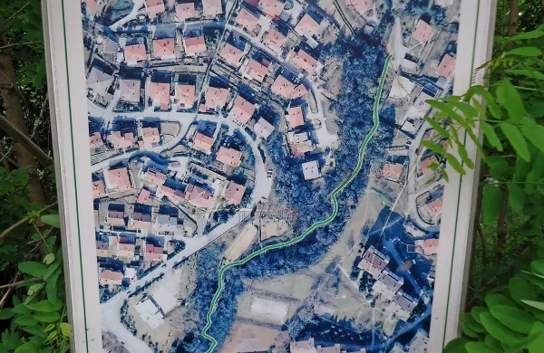 Leta 2006 so ob ureditvi hudournika med Markovcem in 
Žusterno izdelali tudi označevalno tablo.