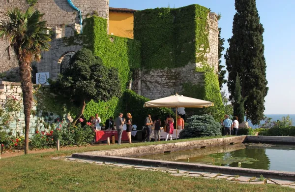 17. in 18. junija se na dvorišče Devinskega gradu že drugo 
leto zapored vrača priljubljena prireditev Vitovska in morje.