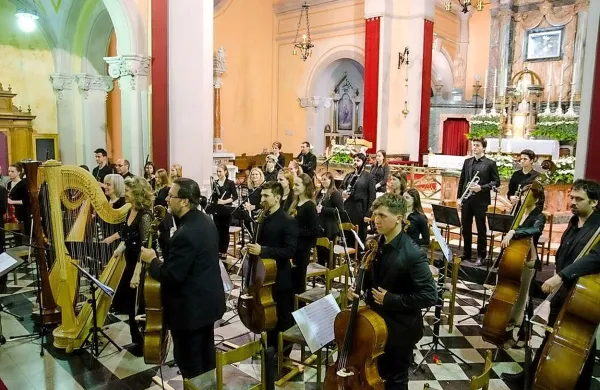  Komorni orkester Nova je tudi na zaključnem baročno-romantičnem večeru Glasbenih prikazovanj na Sveti Gori 
prepletal  prikupno energijo mladih in  bogate izkušnje starejših.