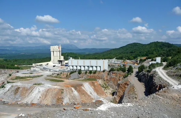 V stečajnem postopku Kraškega zidarja bo kmalu četrtič naprodaj kamnolom Mali Medvejk, 
prvič pa  36,9-odstotni delež v družbi P.G.M. inženirng, ki ima ob kamnolomu separacijo in 
betonarno (na fotografiji).