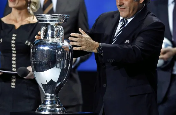 Michel Platini (v ospredju) tokrat ne bo podelil pokala za 
naslov evropskega prvaka.