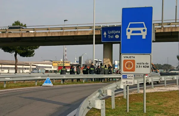 Znak, ki označuje začetek in konec hitre ceste, morajo 
umakniti do 6. julija. Na novem znaku ne bo več podobe 
avtomobila, temveč bo narisana cesta -  kot je na znaku za 
avtocesto.